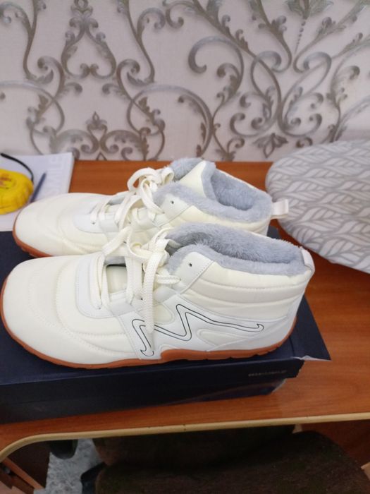 Продам теплые кросовки