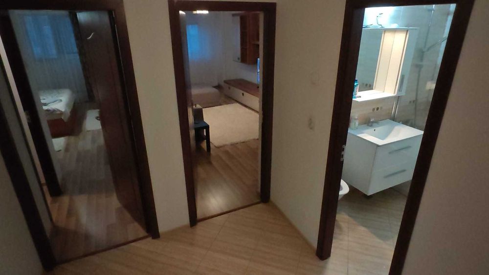 Inchiriez apartament 2 camere decomandat central, mobilat modern cu centrala proprie si lift zona ,universitate.