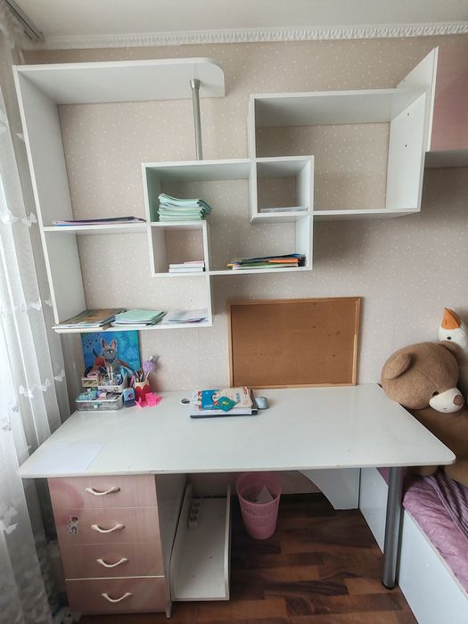 Продам кровать, стол и полки