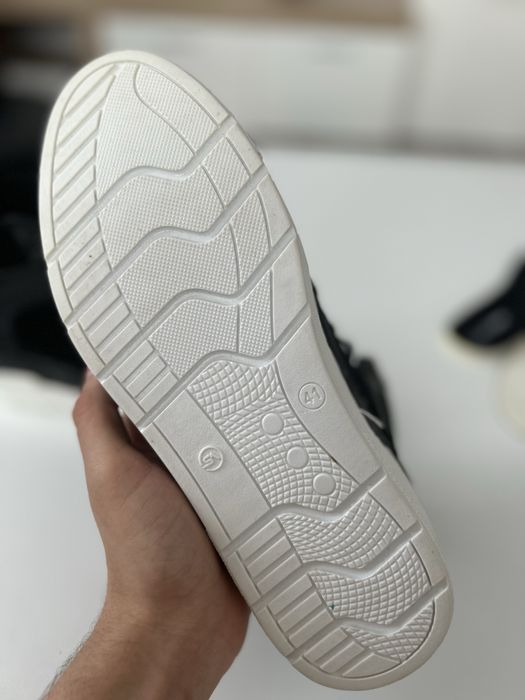 Papuci Louis Vuitton ne-folosiți de bărbati