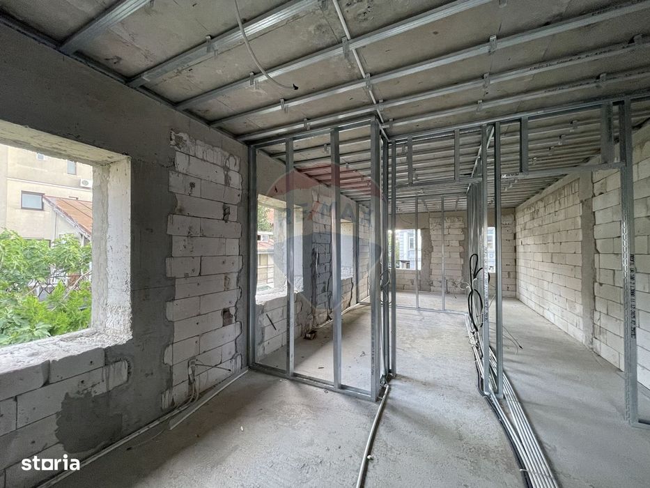 Vila in curs de renovare, teren 370mp, retras | adiacent Polona