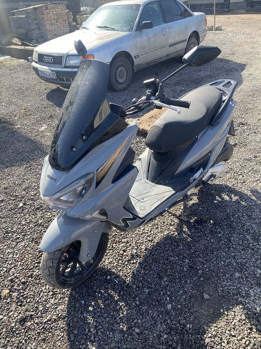 В продаже скутер макси