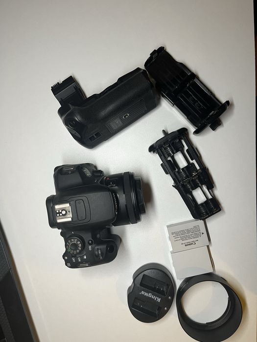 Canon 700D cu grip+Obiectiv 50mm 1.8+ blitz