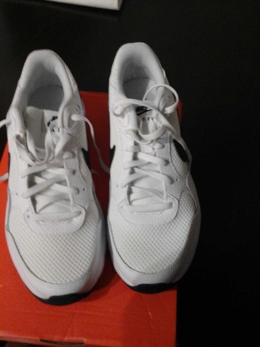 Чисто нови маратонки.