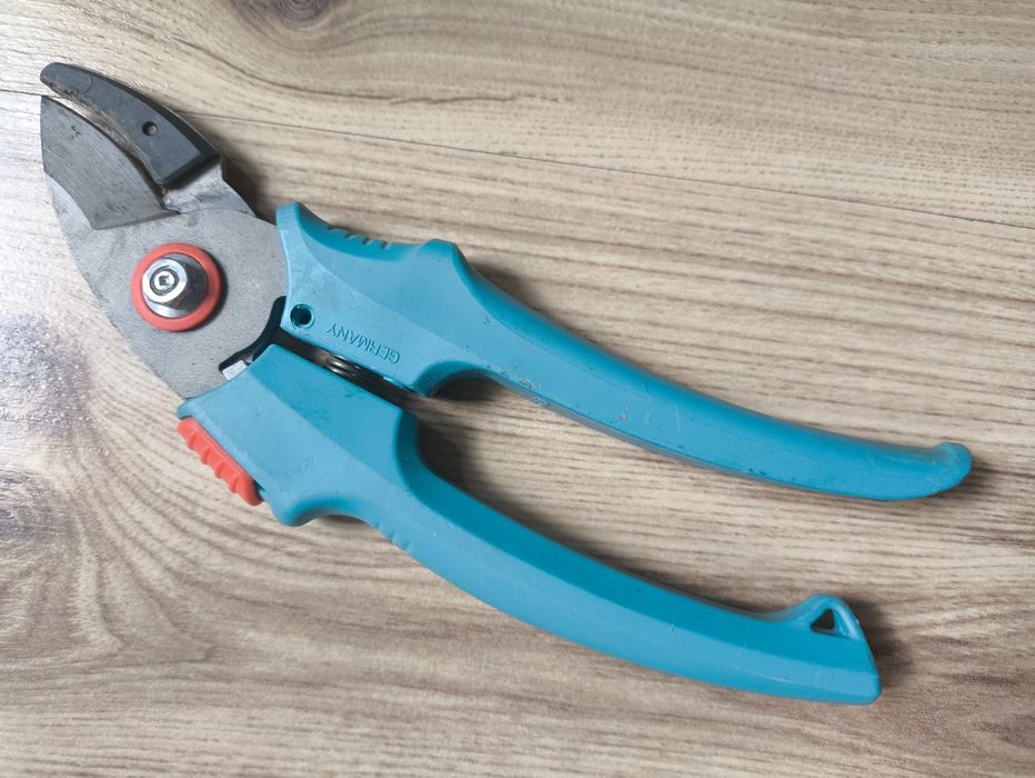 Ножици за подрязване на лизи , асми и овошки