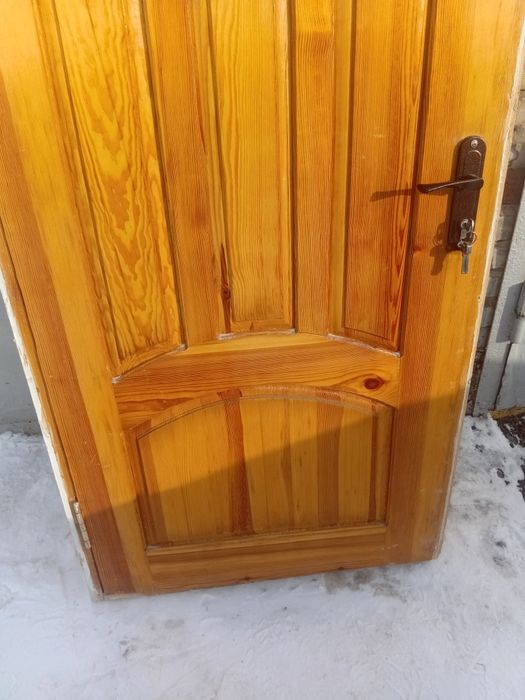 Дверь деревянная входная