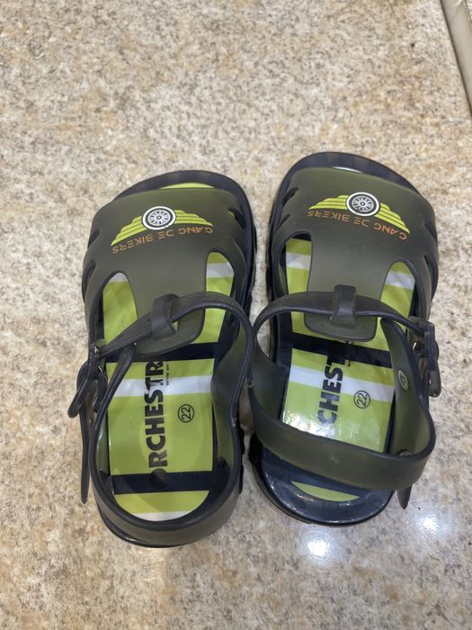 Сандалии для бассейна или моря