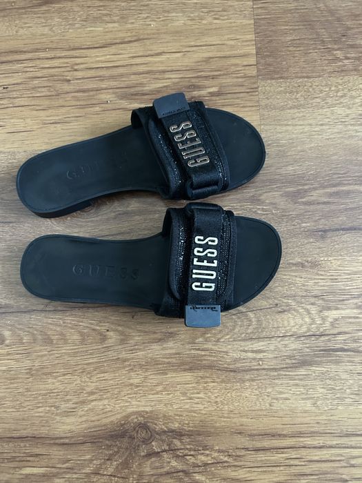 Sandale guess.