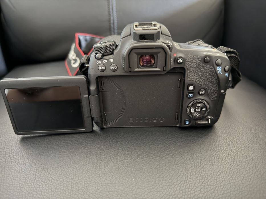 Продавам Canon EOS 77D + 4 обектива + светкавица + подарък фото раница Hama