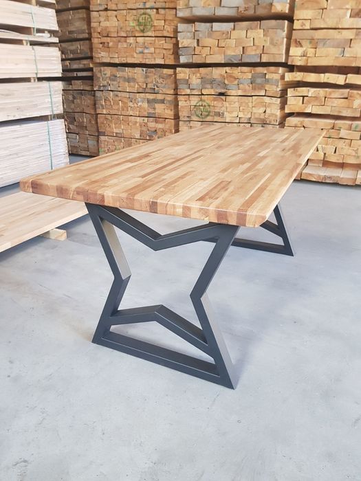 Маси и пейки от масив с метални крака