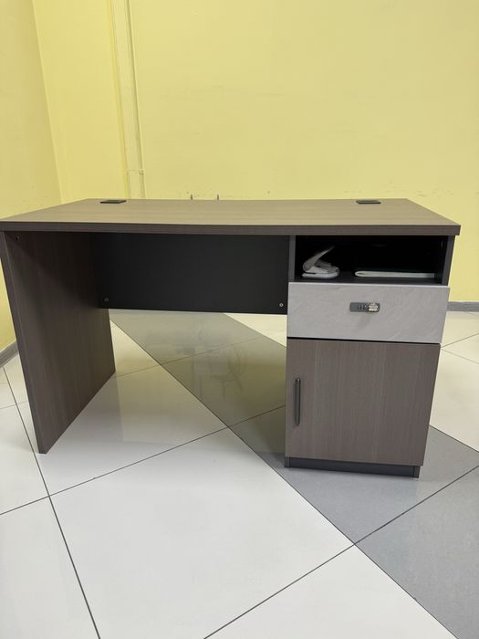 Офисный стол серый