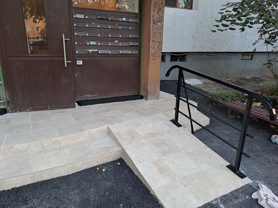 Боядисване на фоае и стълбище