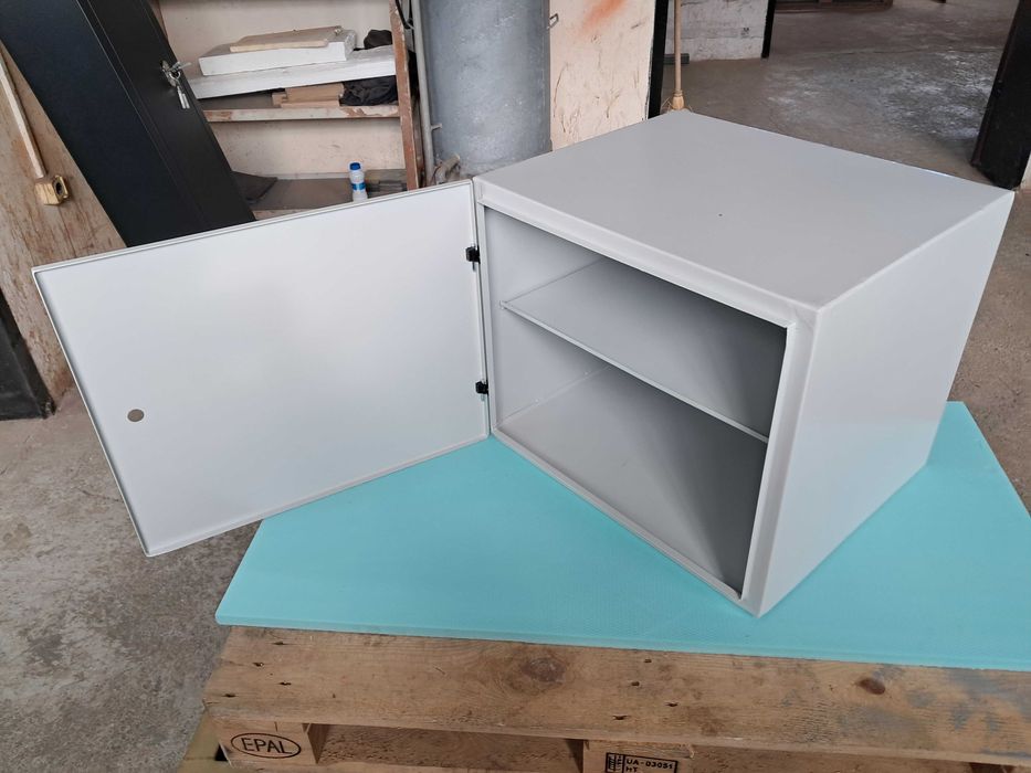 Метален шкаф за инструменти и документи