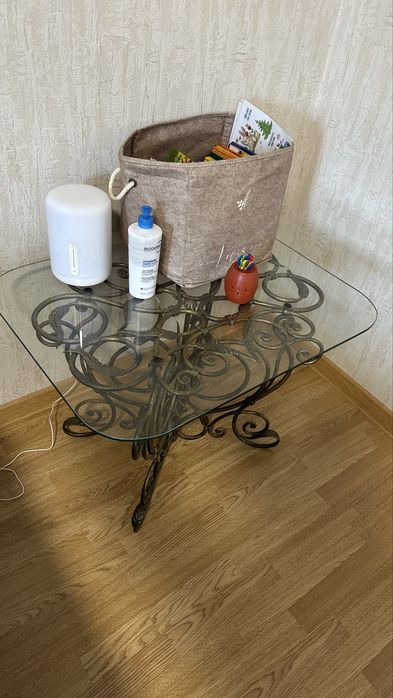 стол журнальный. стекло/ кованый