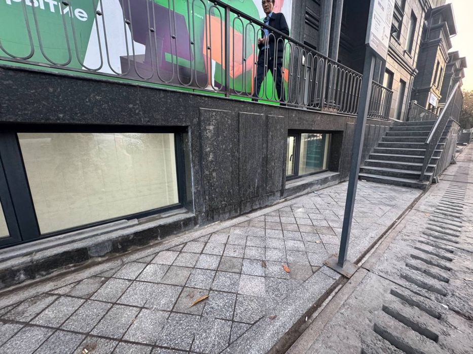 Продаётся цокольный этаж в Мухташам Muhtasham