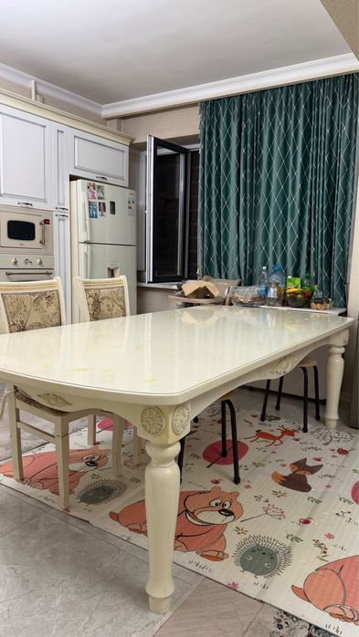 Продам БОЛЬШОЙ стол + 10 стульев,