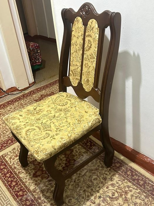 Стол и стул для гостиной