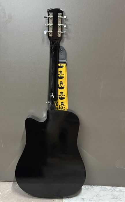 Гитара новая с ремешком