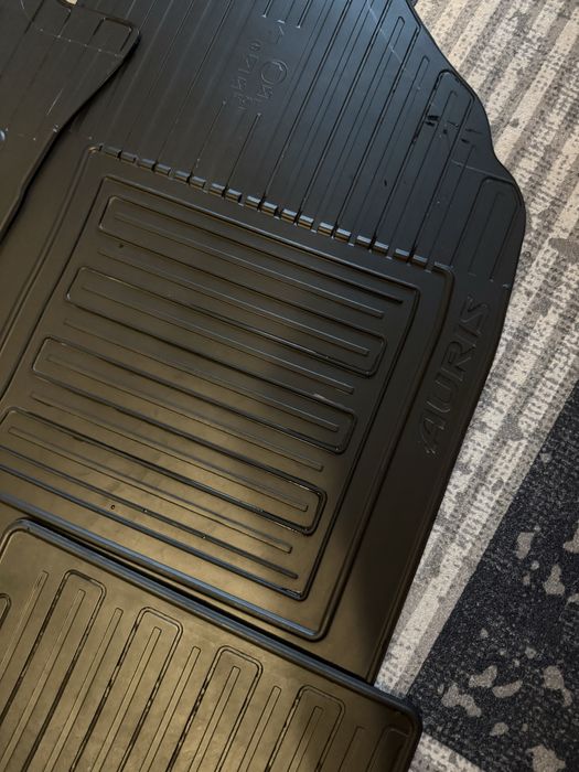 Оригинални гумени стелки за тойота аурис