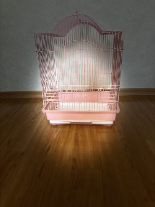 Продаются клетки для попугаев.