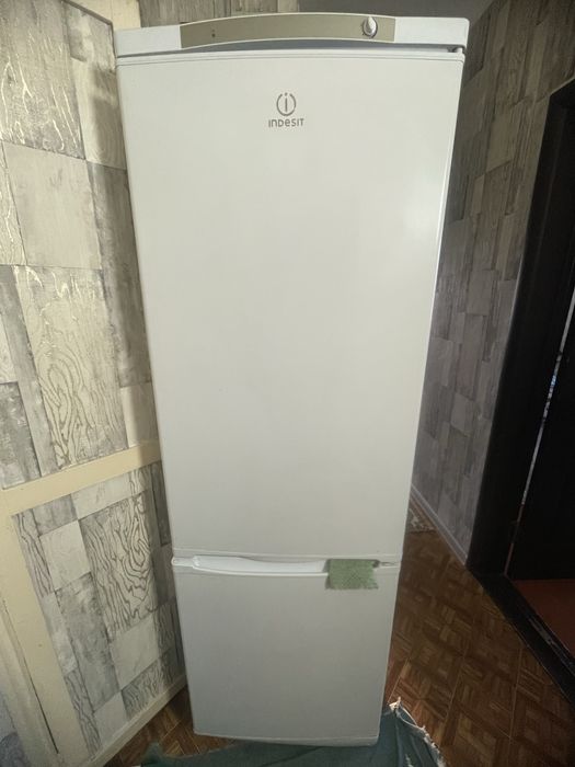 Холодильник индезид б/у большой