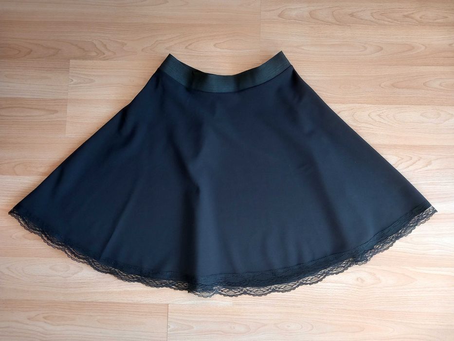 Дамска пола с дантела