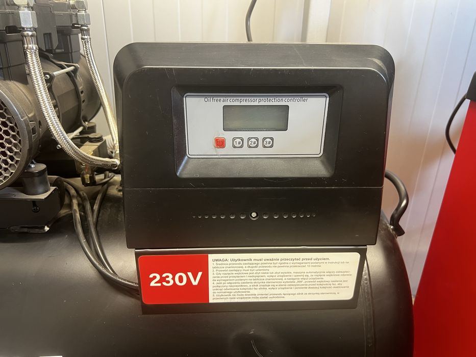 Бутален безмаслен компресор KraftDele KD4084/ 200 л/ 3x2.2 kW/ 8 бара