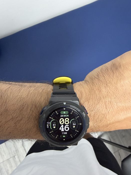 Amazit Active Edge 3 ceasuri disponibile fiecare se vinde cu 200 de lei.