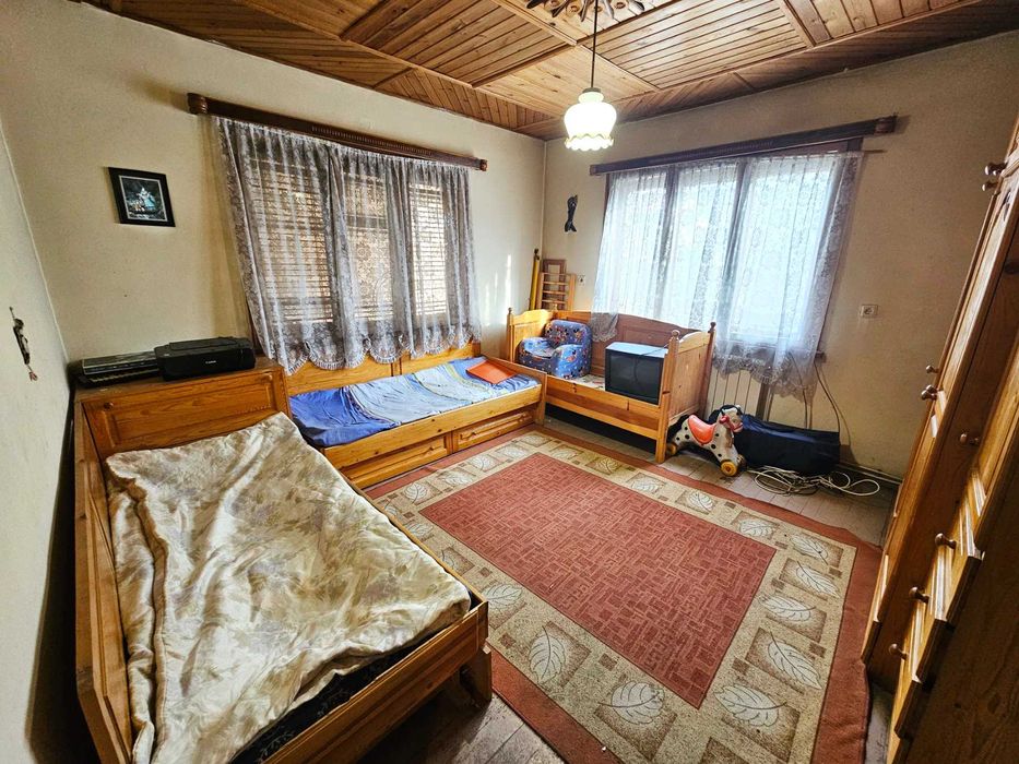 3-етажна къща с двор и гараж в идеален център на Велинград