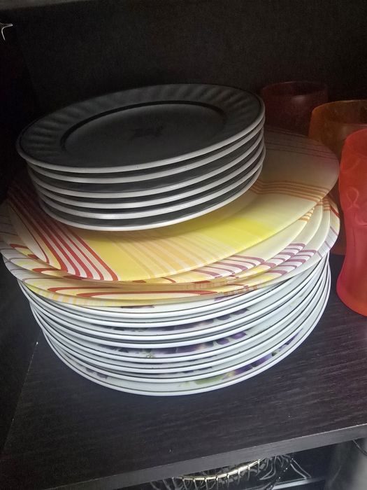 Продам тарелки и чашки