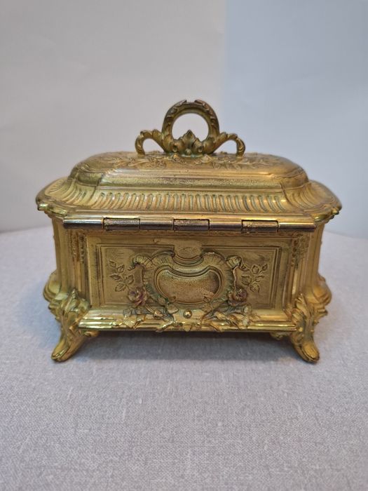 Винтидж кутия за бижута