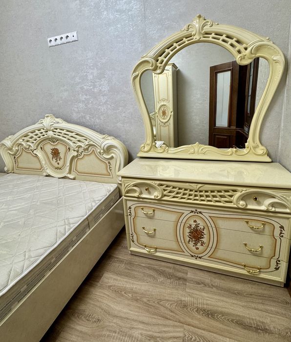 Продам спальный гарнитур