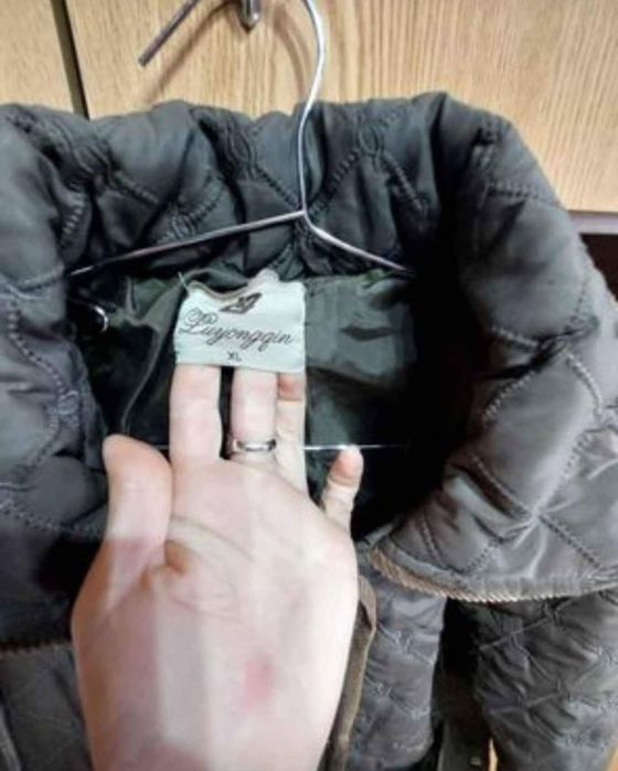 Geacă matlasata ,mărime XL,potrivită pt mărimea  L,cu glugă  detașabilă!