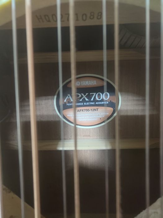 Электроаккустическая гитара Yamaha APX 700-12NT