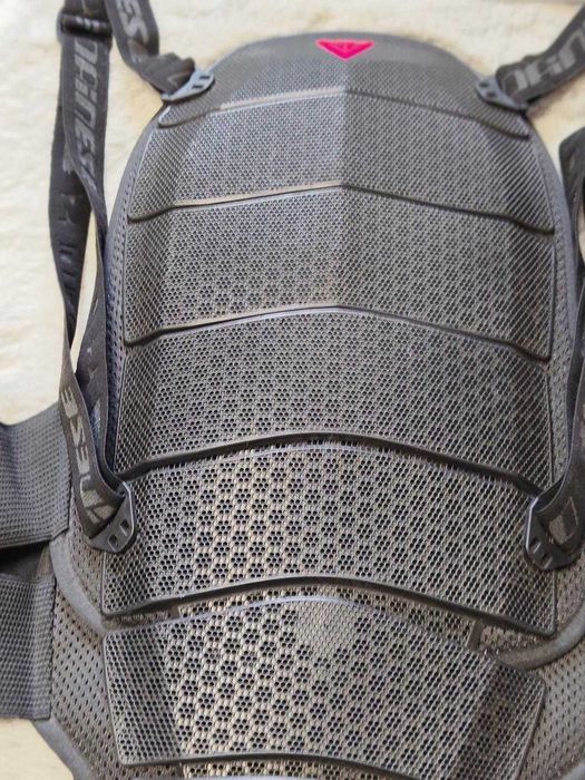 Protectie spate Dainese - Shield 7, excelenta , reglabila si respirabila
