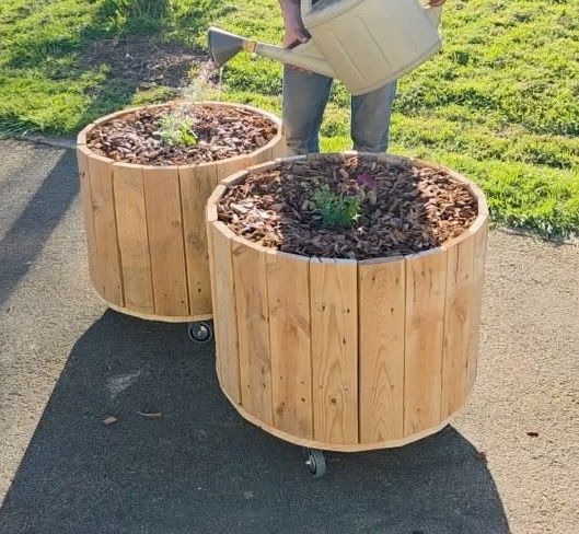 Oferim spre vânzare ghivece și jardiniere din lemn masiv