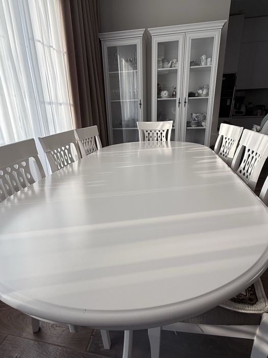 Белый стол со стульями