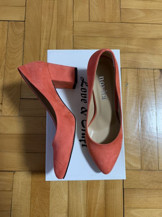 Чисто нови велурени обувки на висок ток Novita