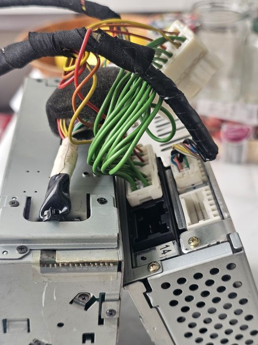 Vand radiocaetofon si magazie CDuri originale Nissan