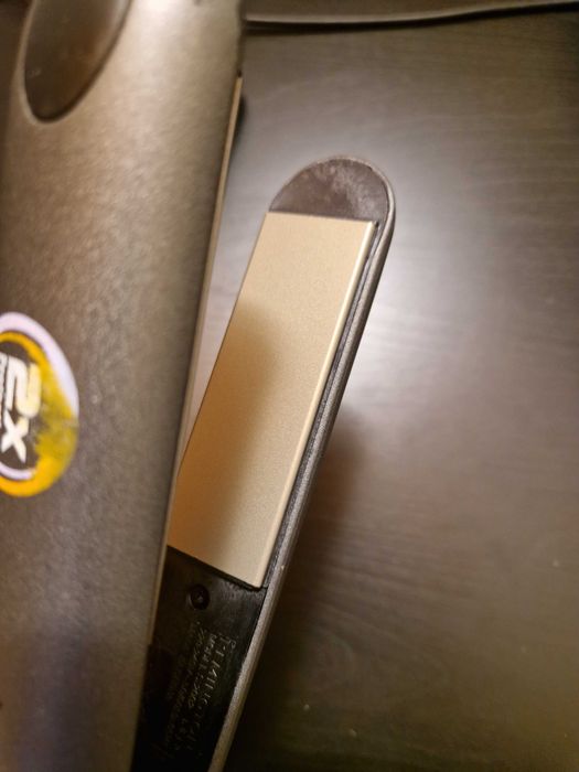 Placă de îndreptat părul Remington + husă