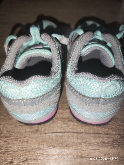 Детские кроссовки