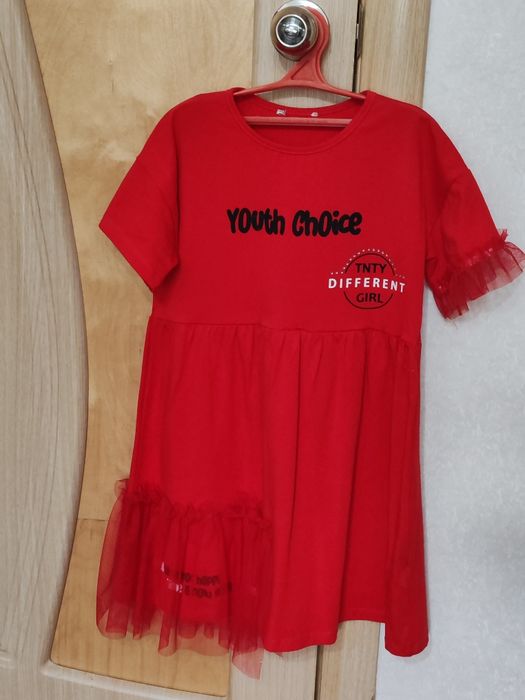 Продаю пакет платьев,ростовка 128-134см