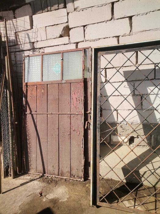 Vand 2 porti garaj cornier + usa grilaj din fier beton