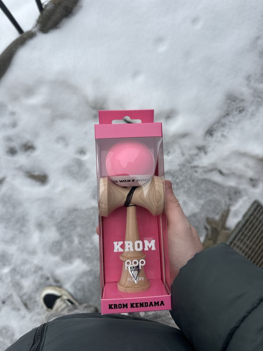 Kendama Krom Pop Sticky Roz - Noua, Sigilata