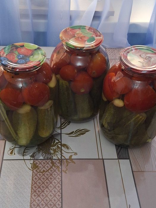 Продаются огурцы и помидоры маринованные в 2-литровых банках