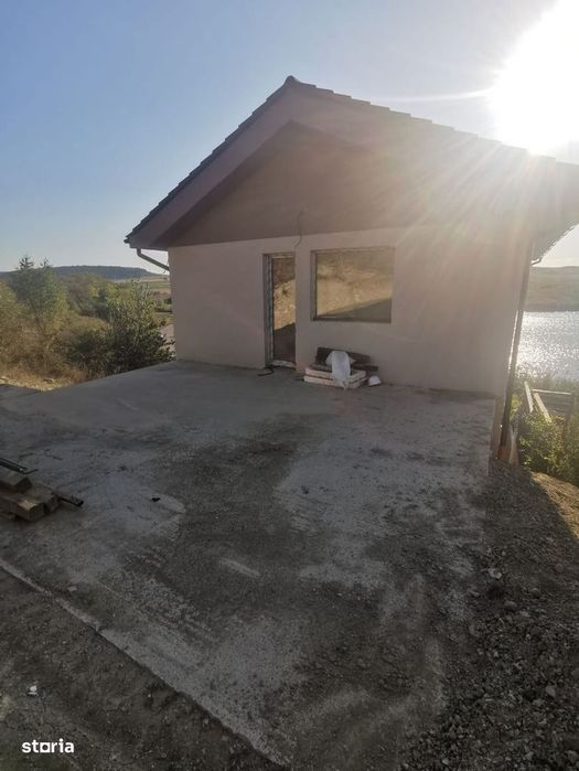 Casa individuala cu terasa,panorama spre lac, garaj, teren 300mp