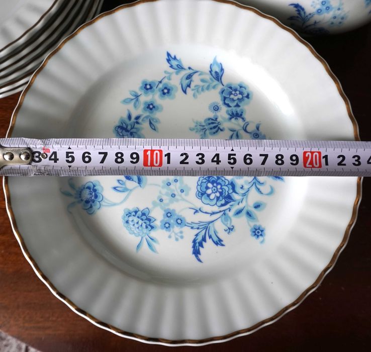 Сервиз за хранене-порцелан със златен кант, български-26 части