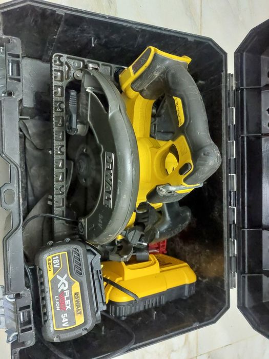 Circular dewalt dcs576