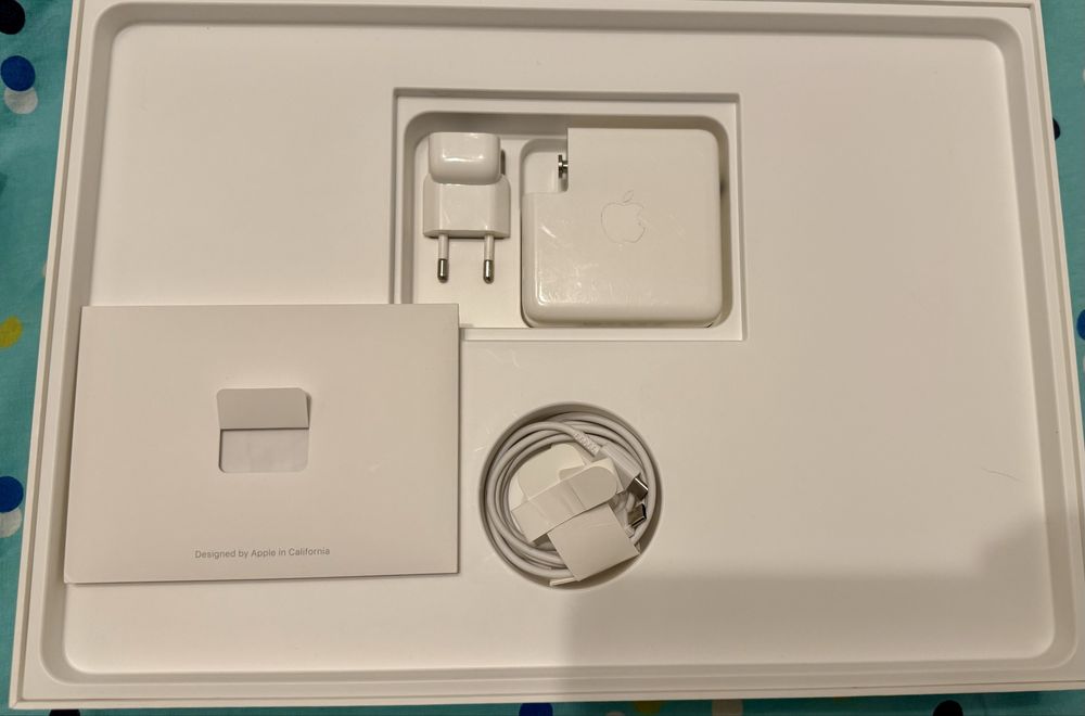 MacBook Pro, 15.4”, 16 GB RAM, video dedicat Radeon 4 GB, SSD 512 GB