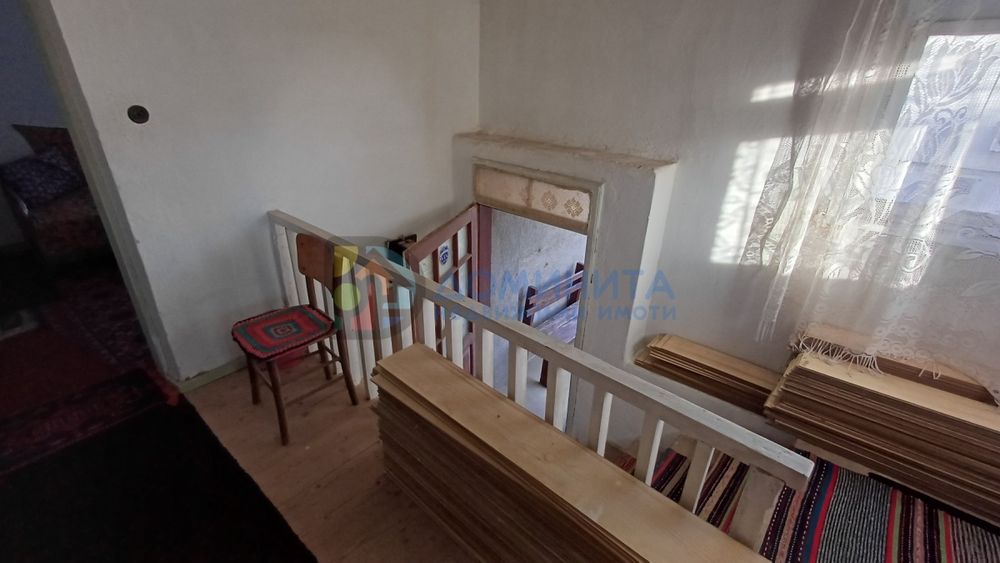 Здрава къща, с голям двор в с. Велика!